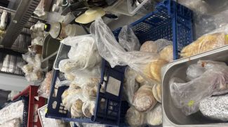 Беспорядочное хранение продуктов на кухне в кафе. Фото КГК