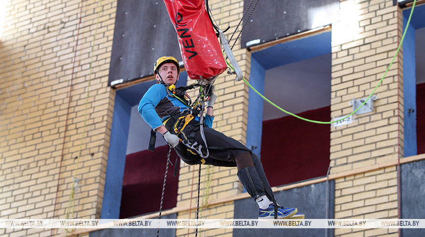 В Минске выбирают лучшего спасателя-высотника