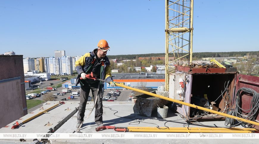 Строители завершают монтаж панелей в пострадавшей при вспышке газа десятиэтажке в Гомеле