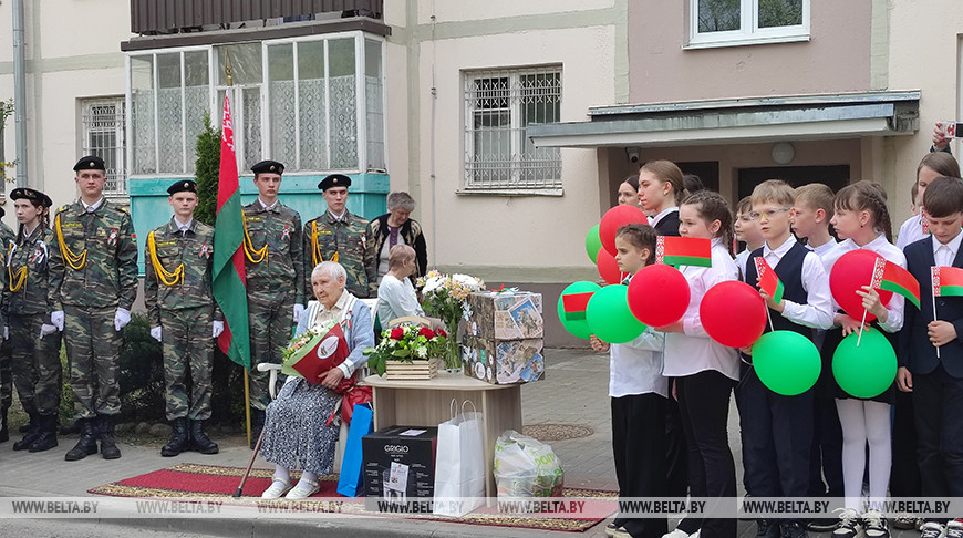 Воспоминания о 1945-м, стихи и оркестр. В Гродно поздравили участницу ВОВ Зинаиду Круглову