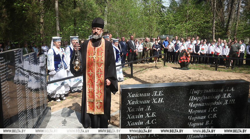 Обновленный памятный знак жертвам геноцида в годы ВОВ открыли в Могилевском районе
