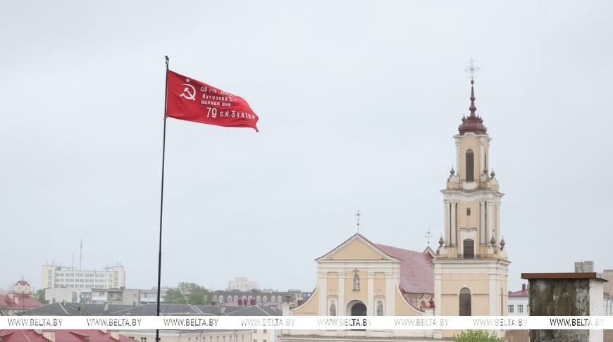 Знамя Победы подняли над Гродненским областным драматическим театром