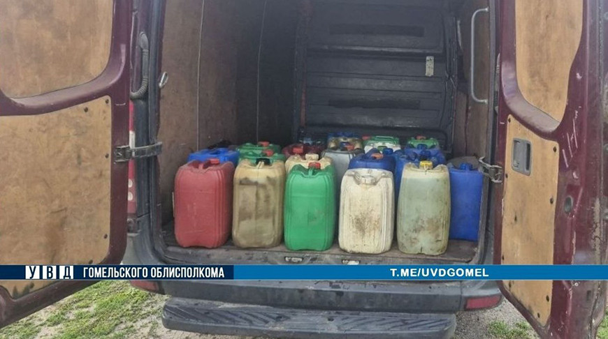 Два тракториста сельхозпредприятия Калинковичского района по
