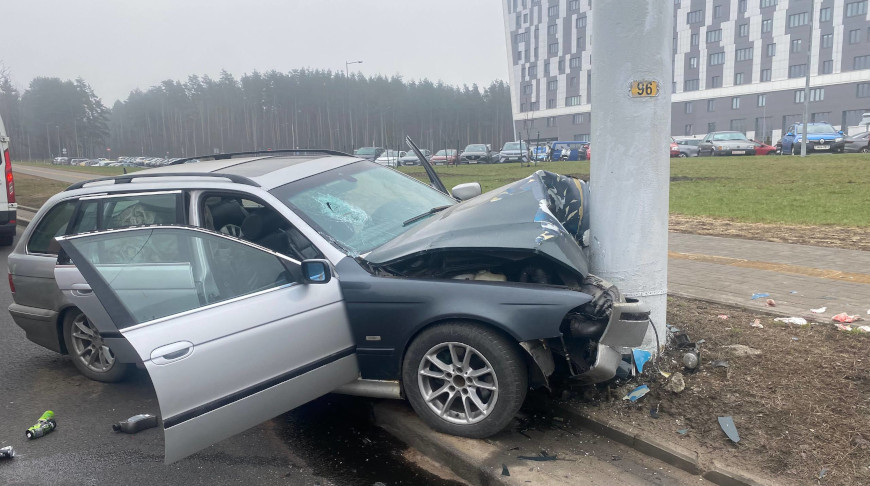 Автомобиль в Минске въехал в столб, пострадали три человека