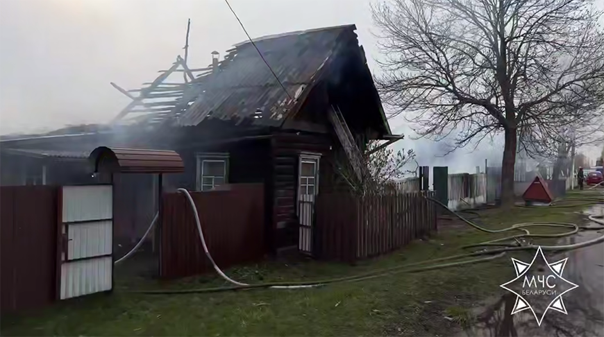 Спасатели потушили пожар в Гомельском районе: горело сразу несколько строений