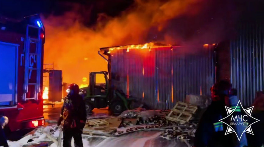 Спасатели ликвидировали пожар на предприятии в Минске