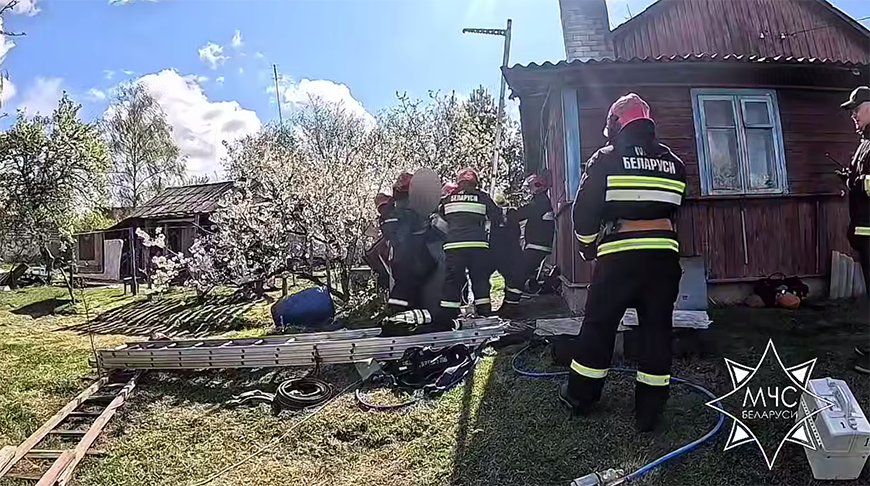 Спасатели помогли мужчине выбраться из колодца в Бресте