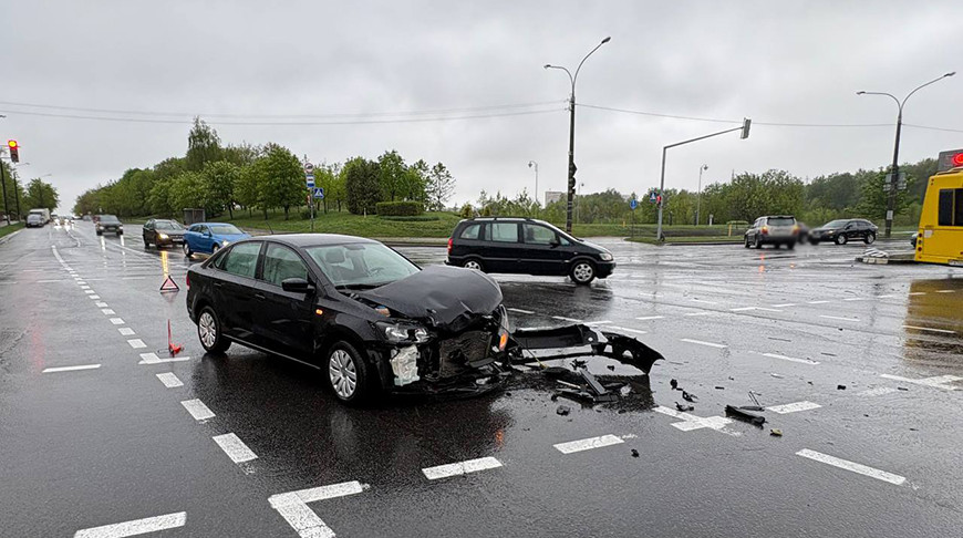 В Минске водитель не уступил дорогу двигавшемуся по главной дороге автомобилю и совершил ДТП