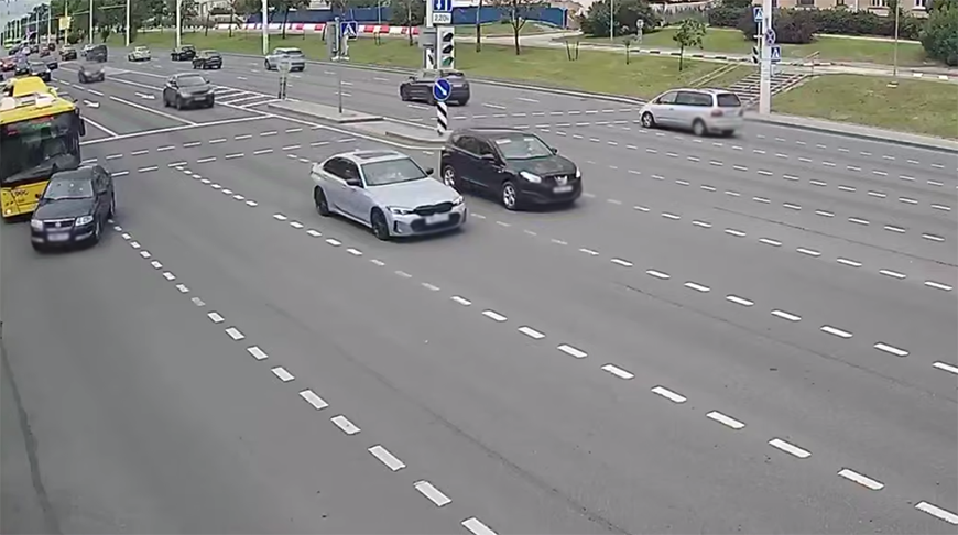 В Минске легковушка столкнулась с автобусом, три человека госпитализированы