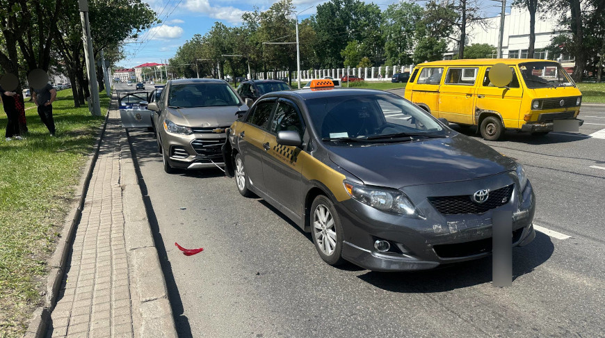Четыре автомобиля столкнулись на Партизанском проспекте в Ми