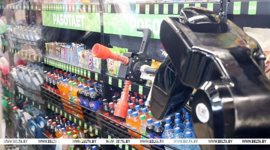 Робот-продавец появился на заправке под Гомелем