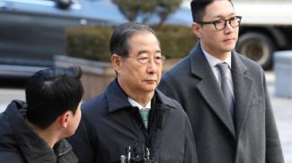 Хан Док Су (в центре). Фото АР