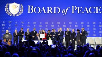 Во время подписания Устава Совета мира. Фото president.az