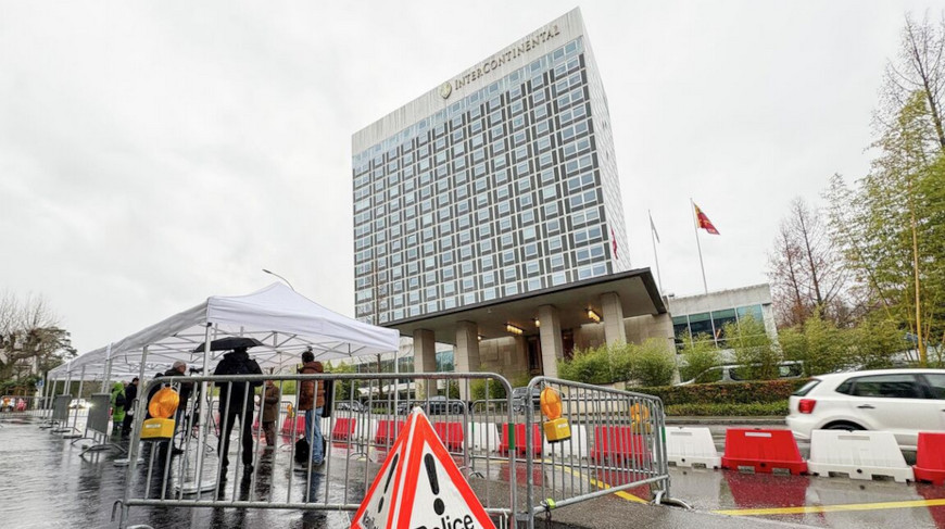 Отель "Интерконтиненталь" в Женеве, где 17-18 февраля пройдут переговоры представителей России, Украины и США. Фото  РИА Новости 