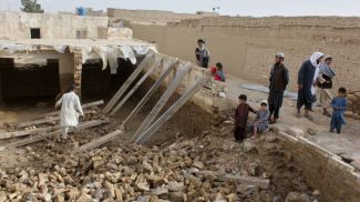 Местные проверяют разрушенные дома после наводнения. Фото АР