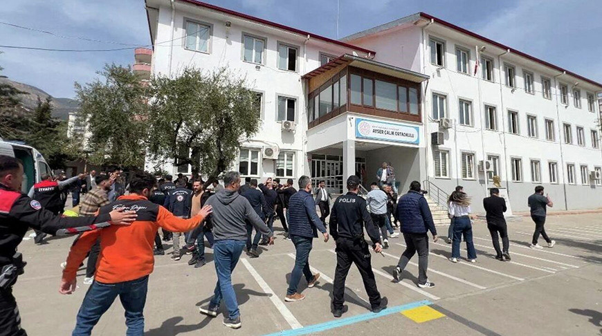 Турецкие профсоюзы работников системы образования объявили о забастовке из-за инцидентов со стрельбой в школе