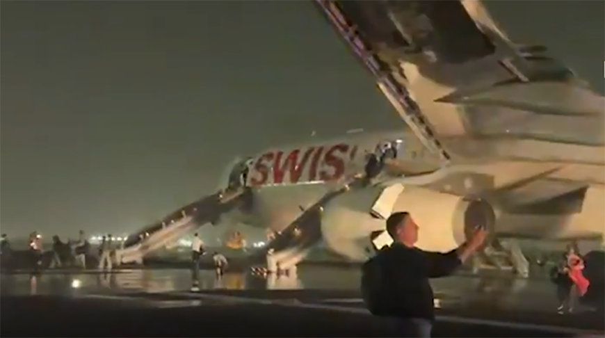 Шесть пассажиров пострадали из-за аварийной эвакуации из самолета в Нью-Дели