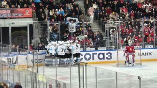 Третья шайба "Динамо" в матче с ЦСКА, которую не засчитали судьи. Фото из архива