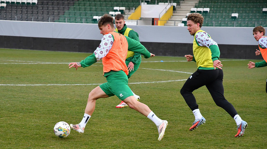 футболист играет в защите в матче молодежного первенства