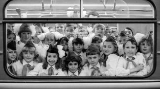    29 июня 1984 года. Среди первых пассажиров метро в Минске - юные ленинцы белорусской столицы. Фото Александра Толочко, Владимира Шубы.   
