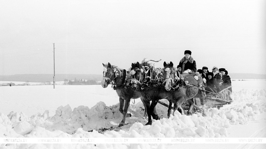    19 февраля 1968 года. Катание на тройках во время массового народного гулянья «Снежный карнавал» в деревне Задворье Столбцовского района. Фото Георгия Усламова.  
