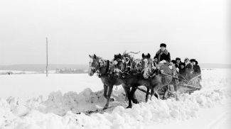    19 февраля 1968 года. Катание на тройках во время массового народного гулянья «Снежный карнавал» в деревне Задворье Столбцовского района. Фото Георгия Усламова.  