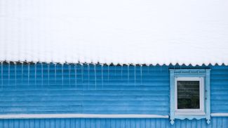 7 января 2026 года. Сосульки на крыше. Фото Андрея Синявского