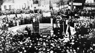 1 мая 1917 года. Первомайский митинг на Привокзальной площади в Минске. Репродукция БЕЛТА.