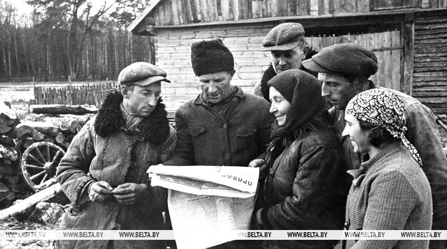 Ноябрь 1939 года. Группа бывших батраков читают газету "Правда". Фото БЕЛТА