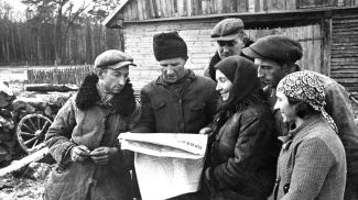 Ноябрь 1939 года. Группа бывших батраков читают газету "Правда". Фото БЕЛТА