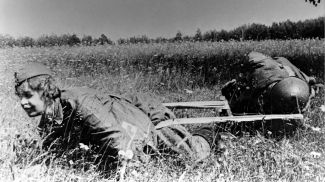 1943 год. Медсестра тащит раненого солдата с поля боя. Фото БЕЛТА.