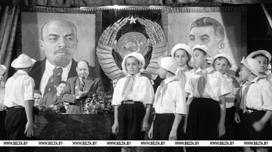 7 июля 1957 года. Пионеры приветствуют Якуба Коласа. Фото А.Дитлова.