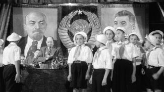 7 июля 1957 года. Пионеры приветствуют Якуба Коласа. Фото А.Дитлова.