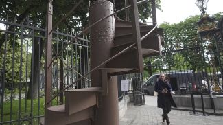 Фрагмент оригинальной винтовой лестницы Эйфелевой башни 1889 года в аукционном доме Artcurial в Париже. Фото Associated Press