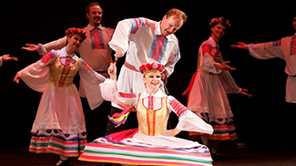 "Вкладываем частичку любви к народному танцу". Артистка ансамбля "Хорошки" о роли педагога и работе в коллективе