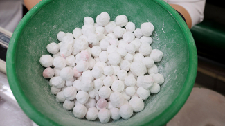 Единственное в Беларуси производство. Как в Глубоком изготавливают клюкву в сахарной пудре