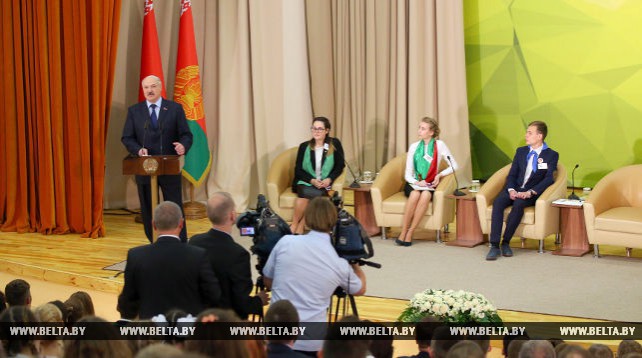 Лукашенко рассказал школьникам о качествах настоящего лидера и призвал ценить время