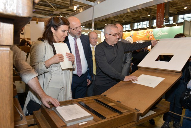 Белорусская делегация на Московской книжной ярмарке представила копию печатного станка XVI века