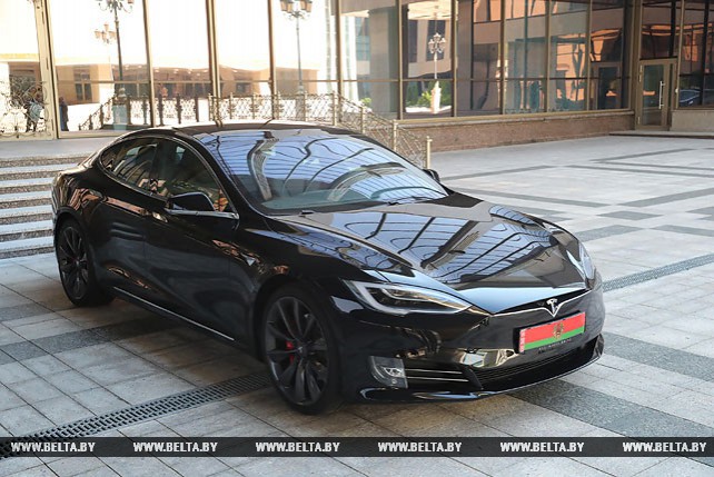 Лукашенко протестировал Tesla и поручил разработчикам белорусского электромобиля стремиться к этому уровню