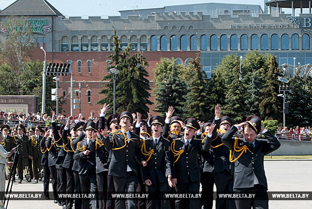 Выпуск офицеров Академии МВД прошел на площади Государственного флага