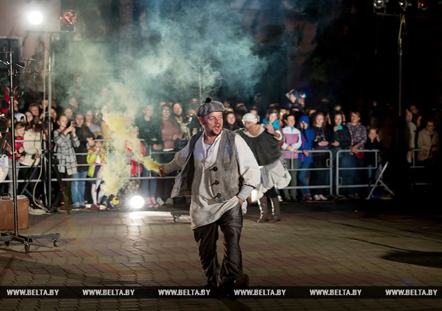 Уличный спектакль "Поезд из Львова" показали на театральном фестивале "Белая вежа" в Бресте
