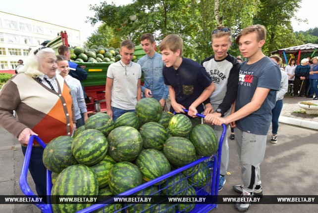 Шесть тонн арбузов с президентского поля привезли ученики Острошицко-Городокской школы для жителей дома-интерната