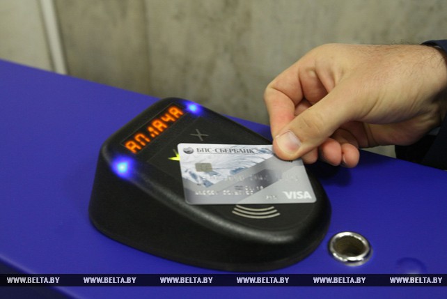 Систему оплаты проезда в метро банковской картой через турникет презентовали в Минске