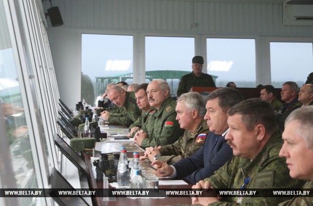 Лукашенко наблюдает за ходом учения "Запад-2017" на полигоне Борисовский