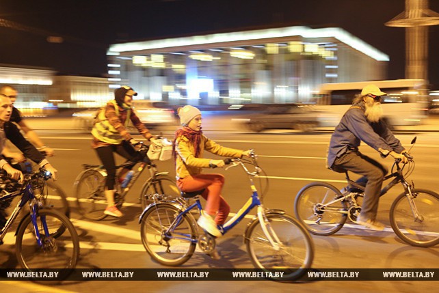 В Минске велосипедисты проехали по пр. Независимости в День без автомобиля