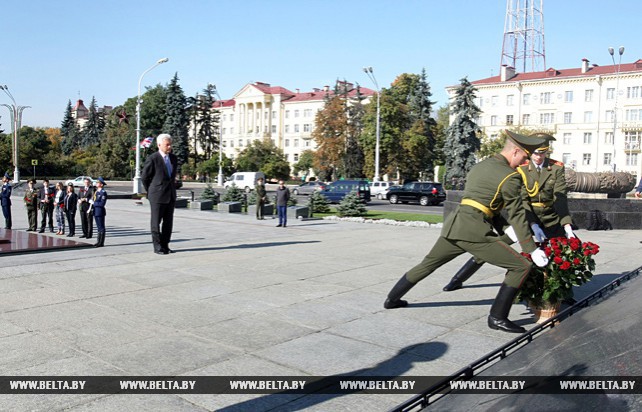 Дункан возложил цветы к монументу Победы в Минске