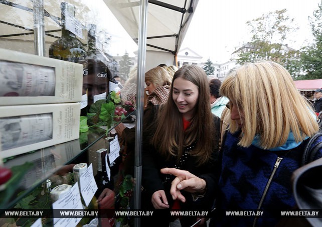 Фестиваль молдавского вина завершил Дни национальных культур в Верхнем городе Минска