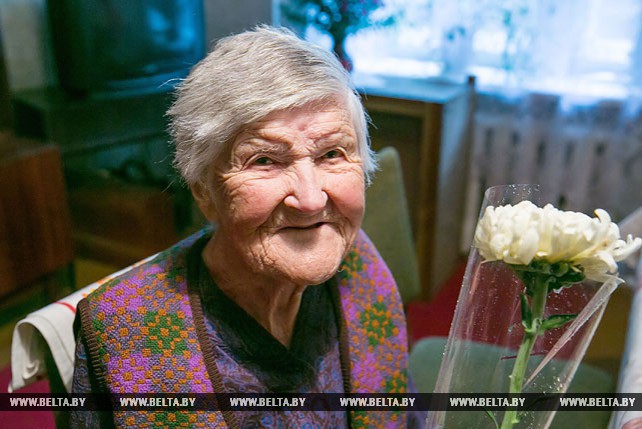 Активисты БРСМ посетили старейшую жительницу Брестского района