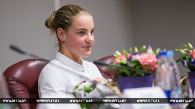 В Бресте торжественно наградили 14-летнего мастера спорта по плаванию Анастасию Шкурдай