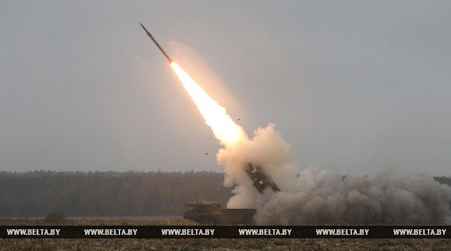 Белорусские военные провели успешные боевые пуски модернизированной системы "Полонез"